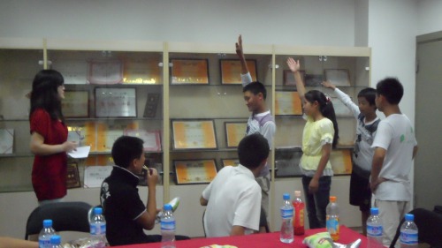 员工们参与拓展游戏