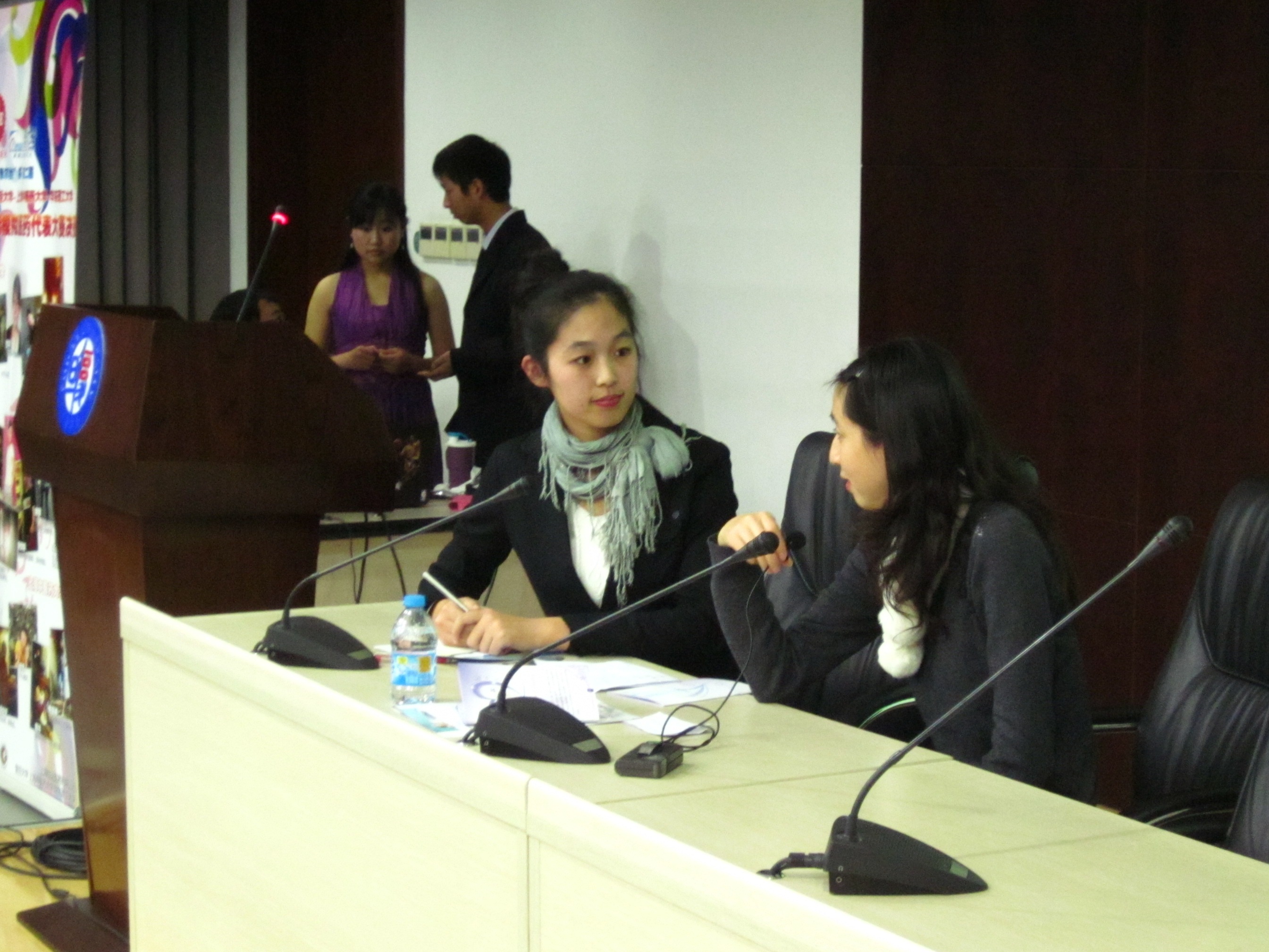 公司施歌进行“百里挑一”环节比赛