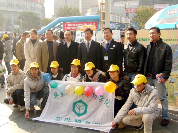 共青团各位领导与Bevictor韦德老员工志愿者合影