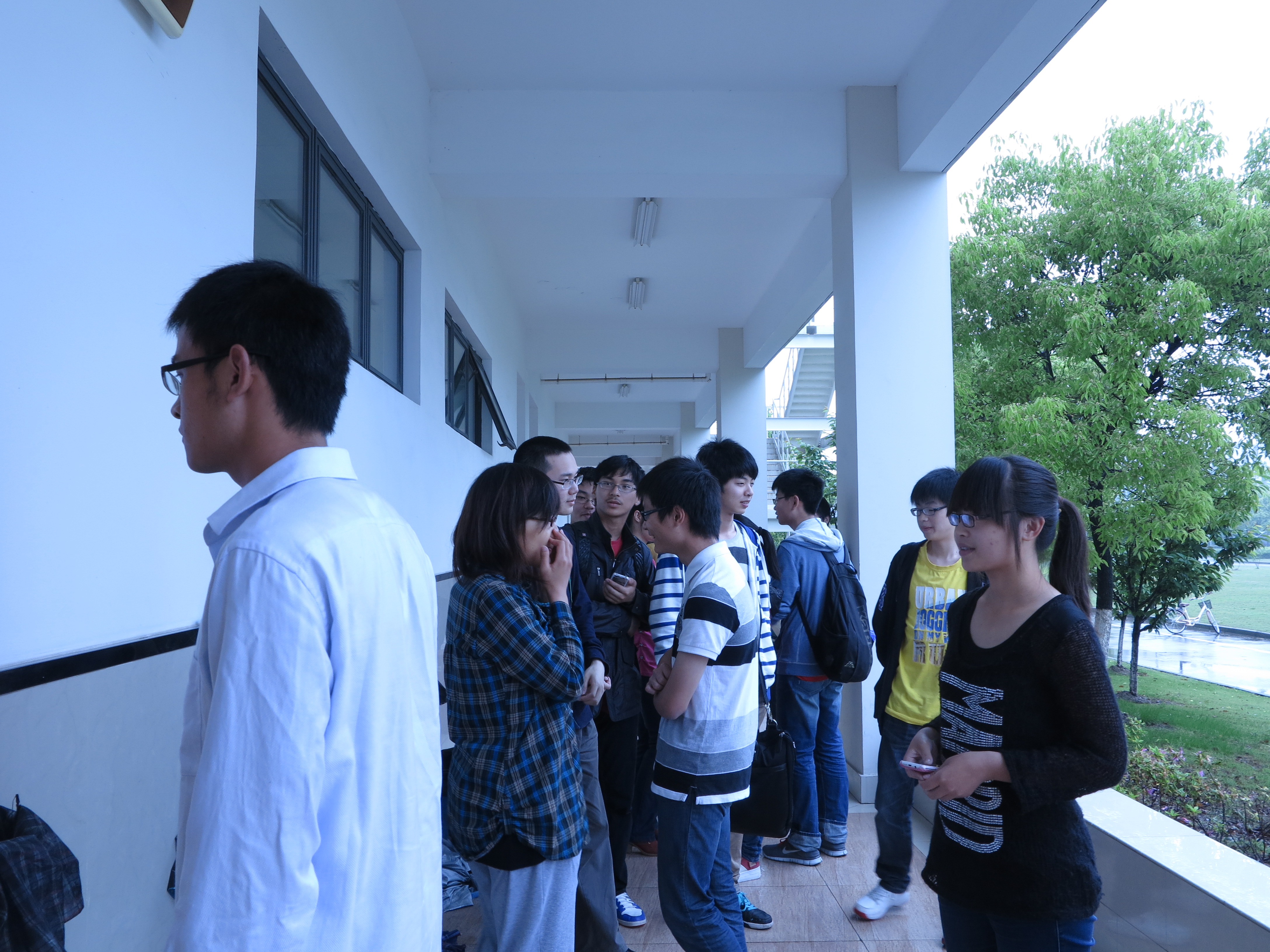 等候面试的员工